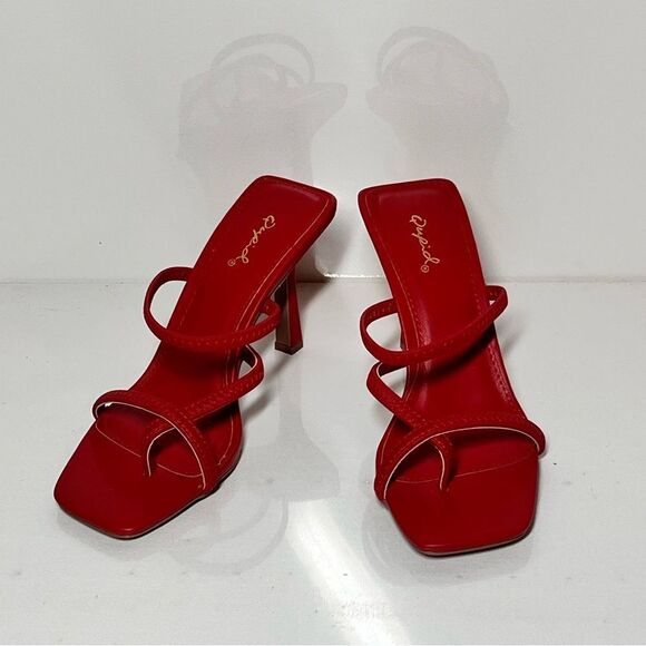 Qupid FELINE Strappy Heeled Thong Sandals - Picture 3 of 8